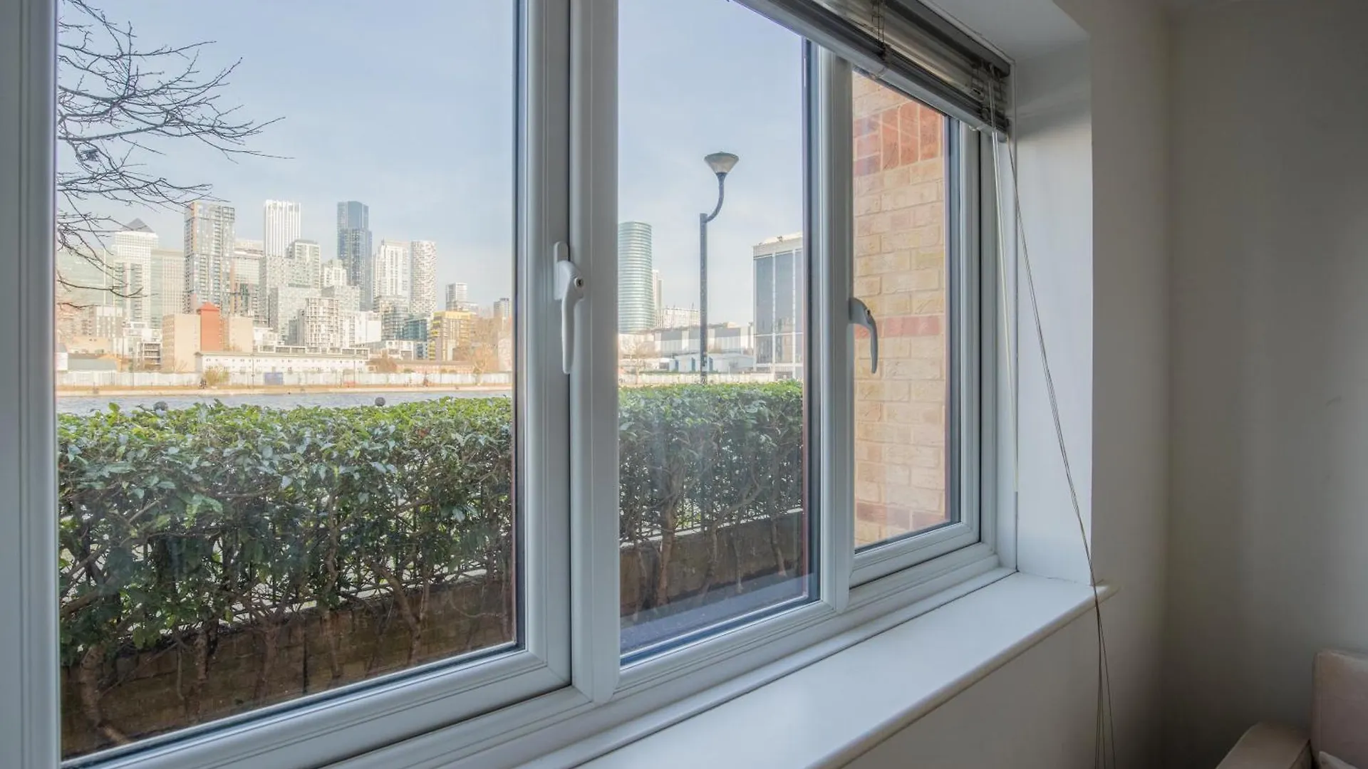 Londwell, Canary Wharf Riverfront Chic Apartment London