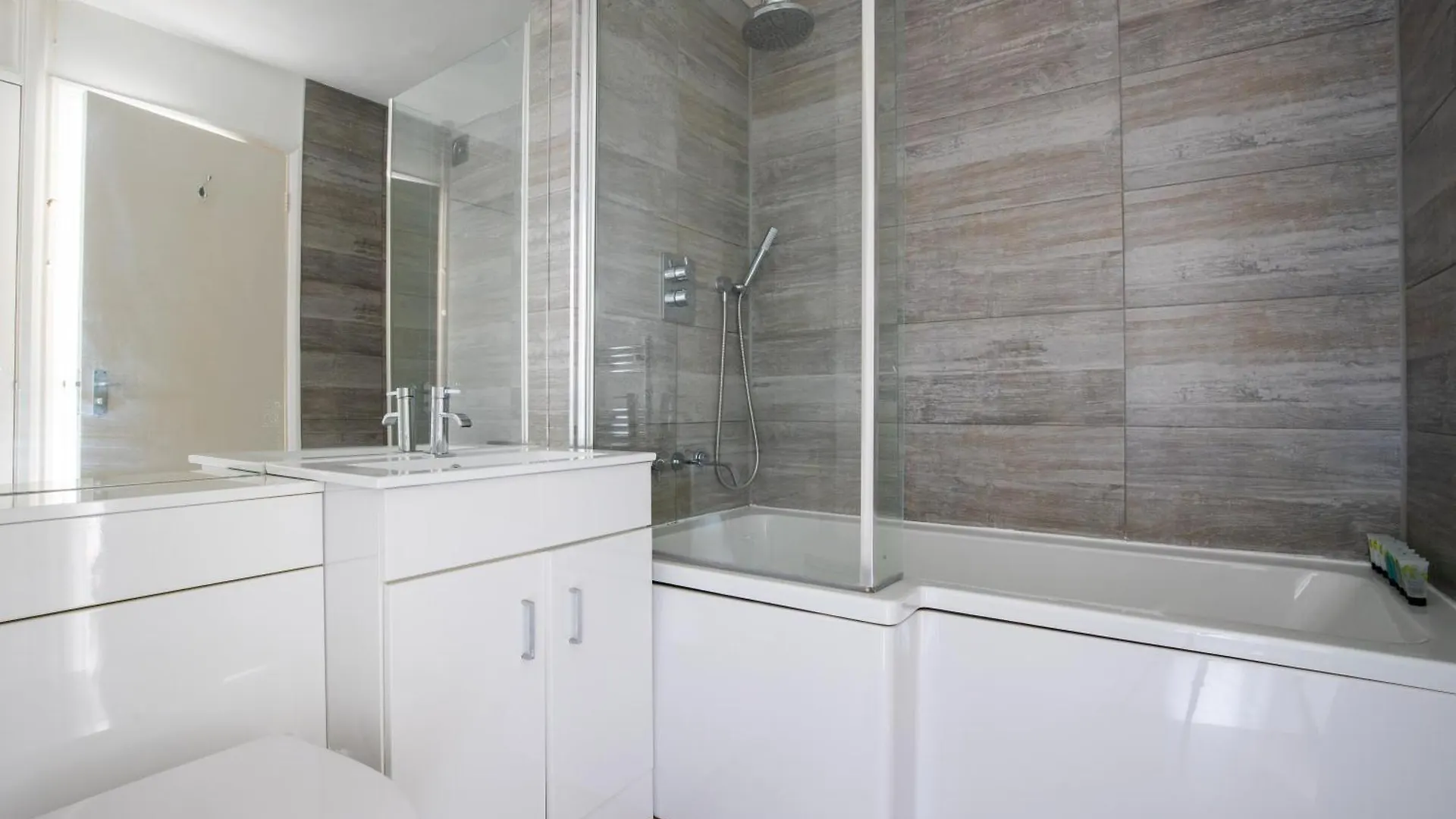 Londwell, Canary Wharf Riverfront Chic Apartment London 0*,