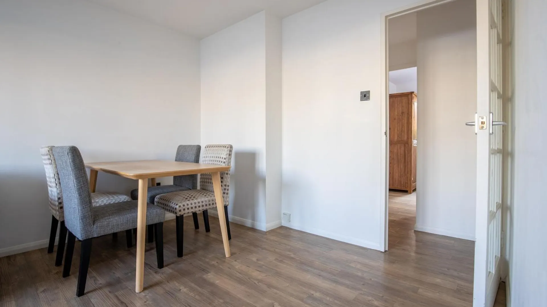Londwell, Canary Wharf Riverfront Chic Apartment London