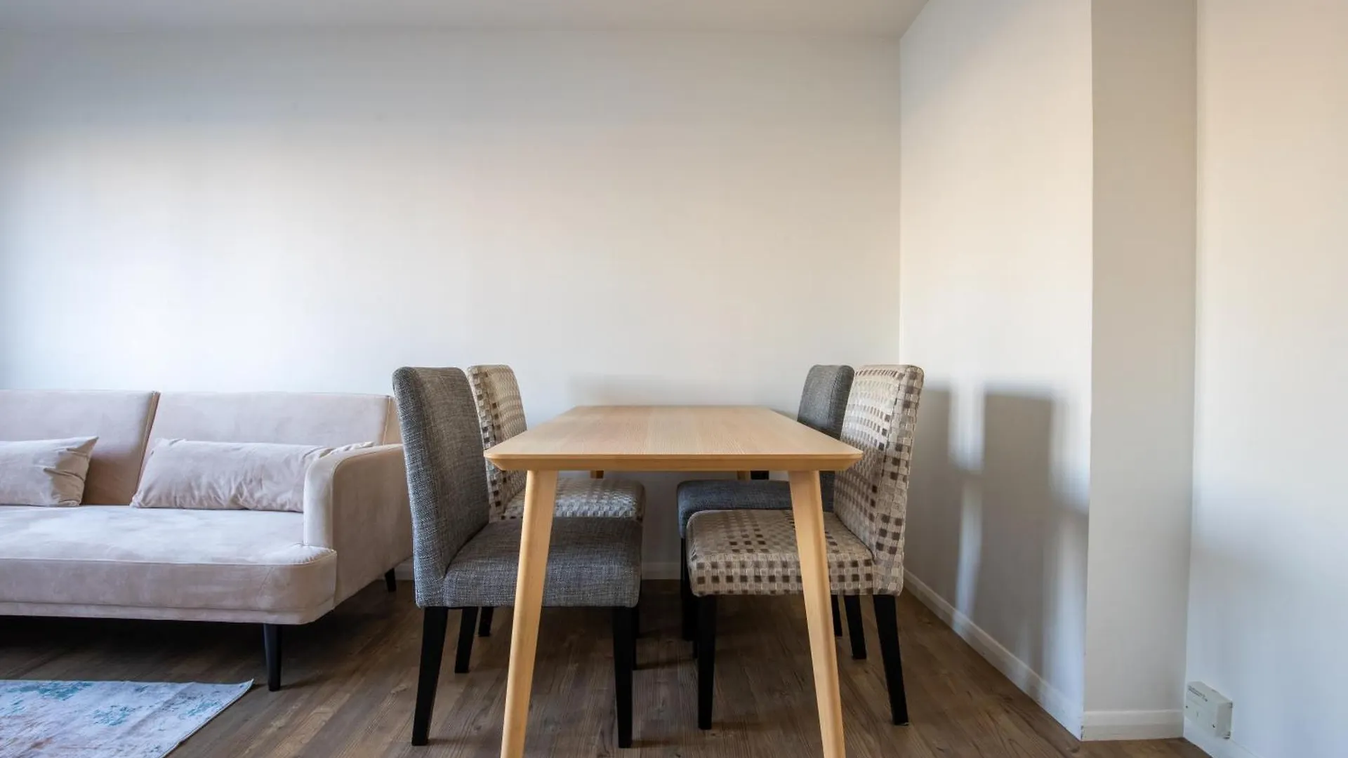 Londwell, Canary Wharf Riverfront Chic Apartment London
