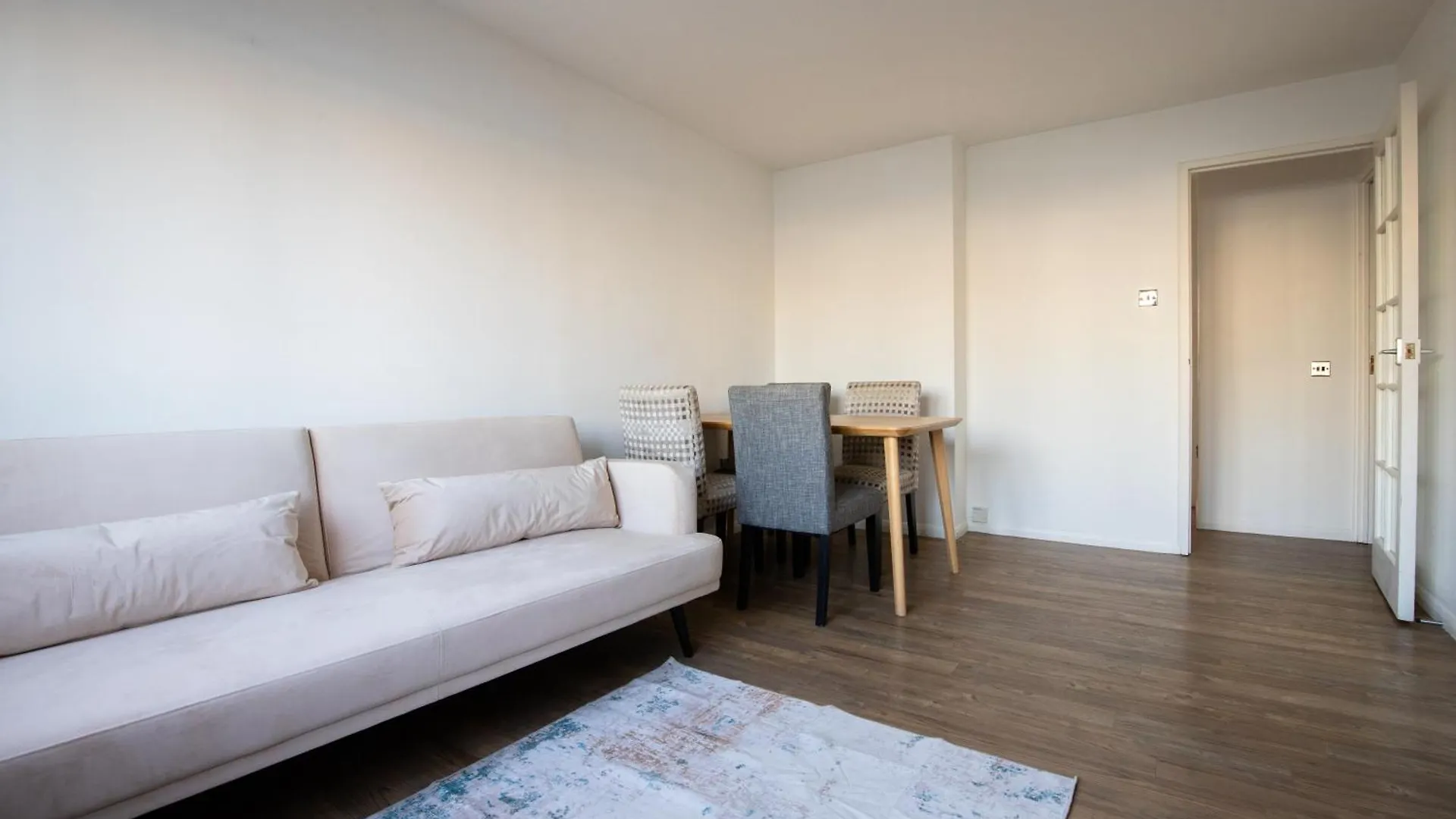 Londwell, Canary Wharf Riverfront Chic Apartment ロンドン 0*,  イギリス